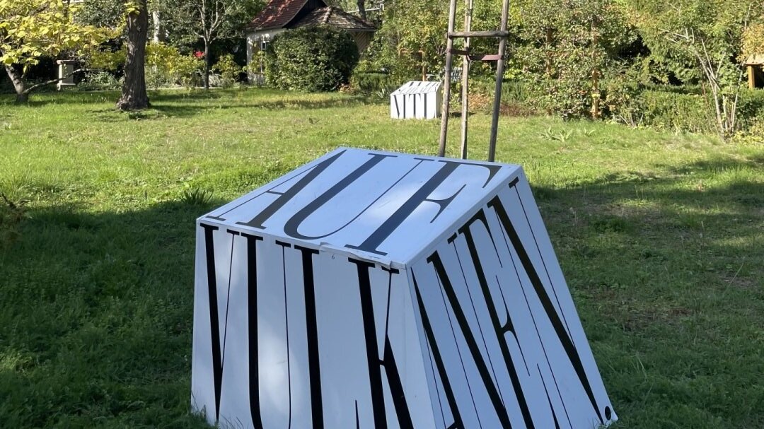 Temporäre Installation in Schillers Garten mit Goethe-Zitat »Wir schlafen sämmtlich auf Vulkanen«