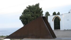 Das Walter Benjamin Memorial des Künstlers Dani Karavan vor dem Friedhof in Portbou