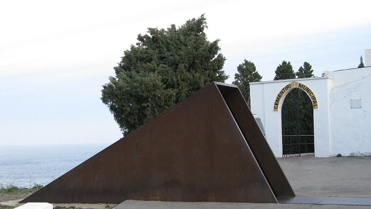 Das Walter Benjamin Memorial des Künstlers Dani Karavan vor dem Friedhof in Portbou